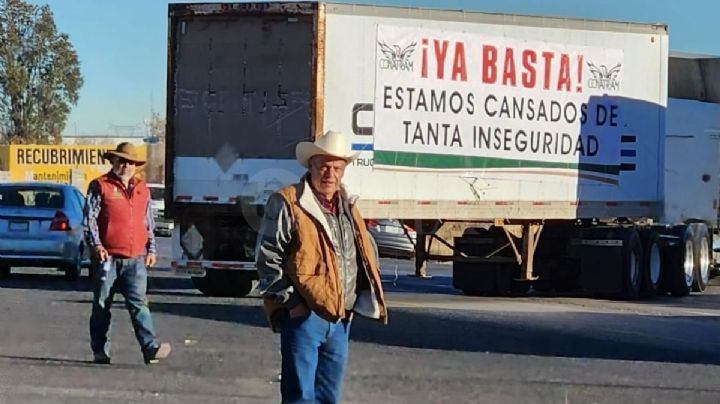 Transportistas bloquean carretera a Delicias, en Chihuahua, en protesta por inseguridad