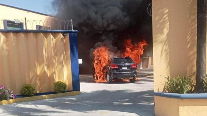 FOTOS: camioneta se consume en llamas al ingresar en un motel de Puebla