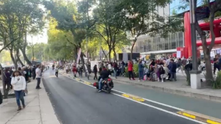 Integrantes de la ANUEE marchan hacia el Zócalo de la CDMX