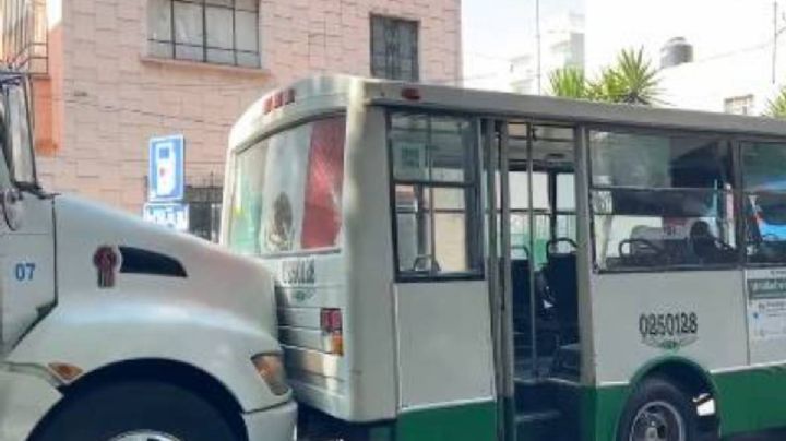 Pipa de agua se impacta contra microbús en la Portales, Benito Juárez, hay 4 heridos