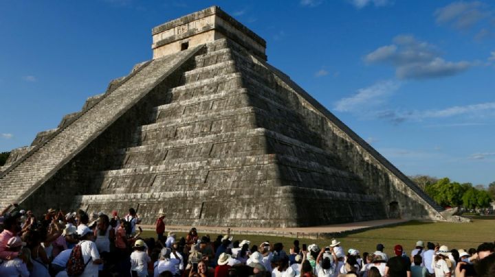 Miles de turistas presencian el descenso de Kukulcán en Chichén Itzá