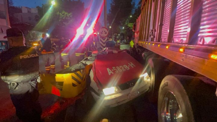 Camión torton aplasta taxi en Eje 5 Sur