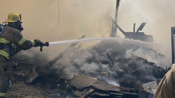 Muere una persona calcinada tras incendio en 3 viviendas de Tijuana