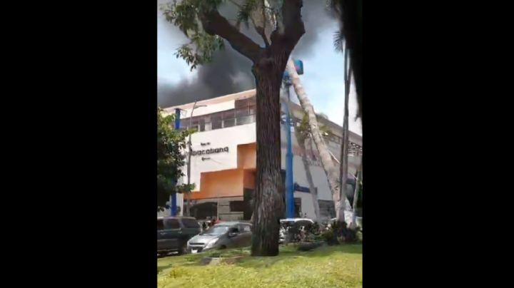 Se registra incendio en Centro de Convenciones Copacabana en Acapulco