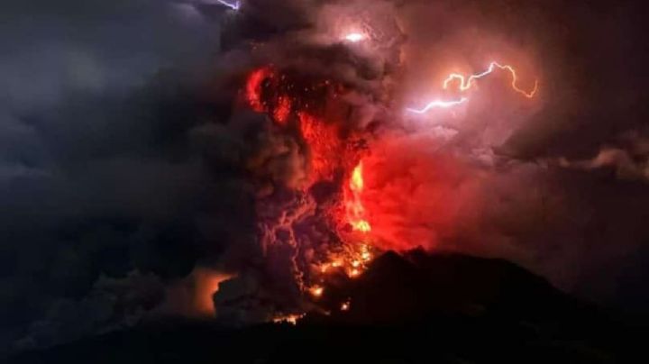 Erupción de volcán Ruang en Indonesia causa desalojo de 800 personas