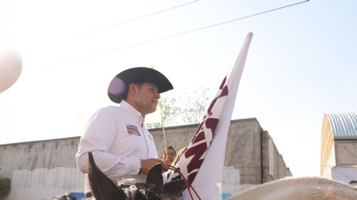 Cabalga Alejandro Armenta en Acajete, Puebla, con habitantes de la comunidad