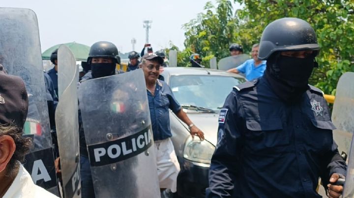 Policías desalojan protesta de extrabajadores de Pemex en Villahermosa