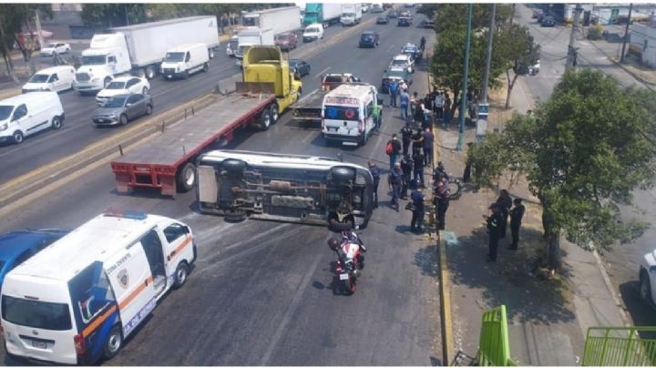 Camioneta con estudiantes vuelca en Tlalnepantla tras impactarse con un tráiler