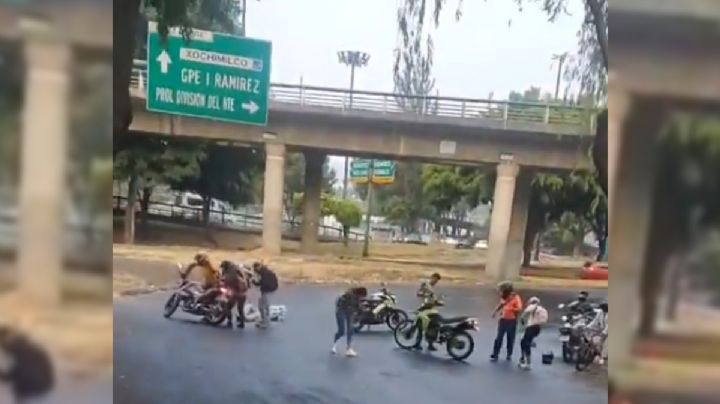 VIDEO: lluvia causa derrape múltiple de motos en Tlalpan