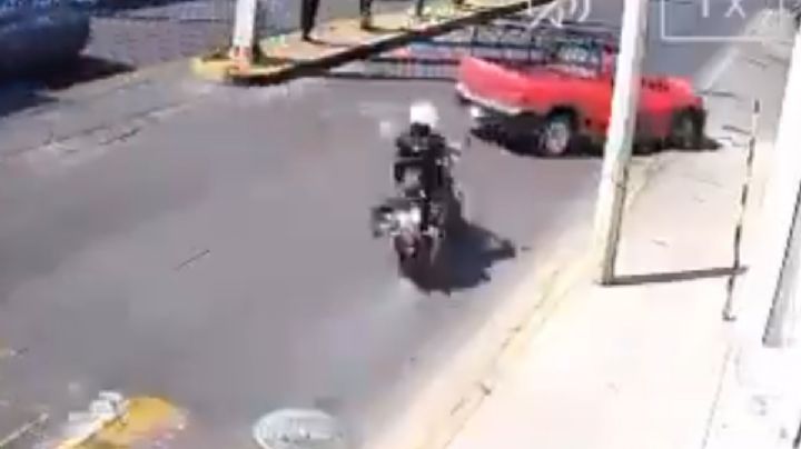 VIDEO: ¿quién tuvo la culpa? fuerte choque de motociclista y camioneta divide opiniones en redes