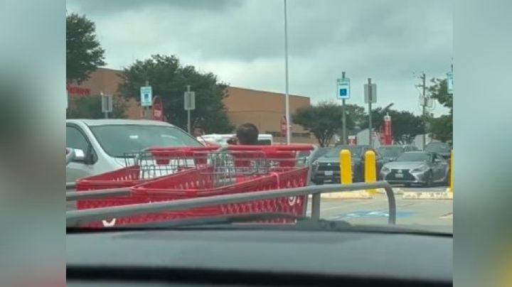 Exhiben en redes a mujer que olvidó a su bebé en un carrito del supermercado: VIDEO