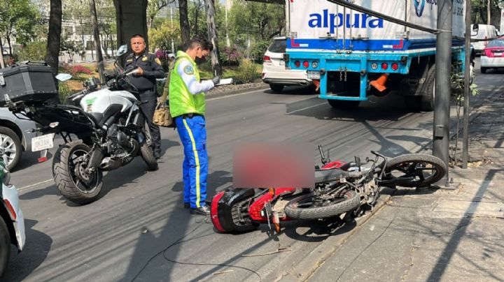 Motociclista choca contra un camión y pierde la vida en Periférico Sur, CDMX