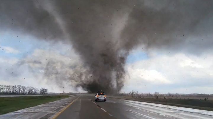 Las terroríficas imágenes del tornado en Nebraska que dejó gran destrucción a su paso