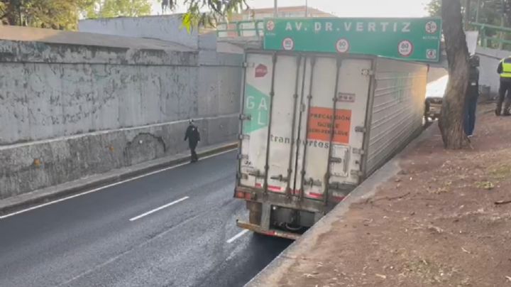 VIDEO: cierran carriles centrales de Viaducto por tráiler atorado en bajo puente