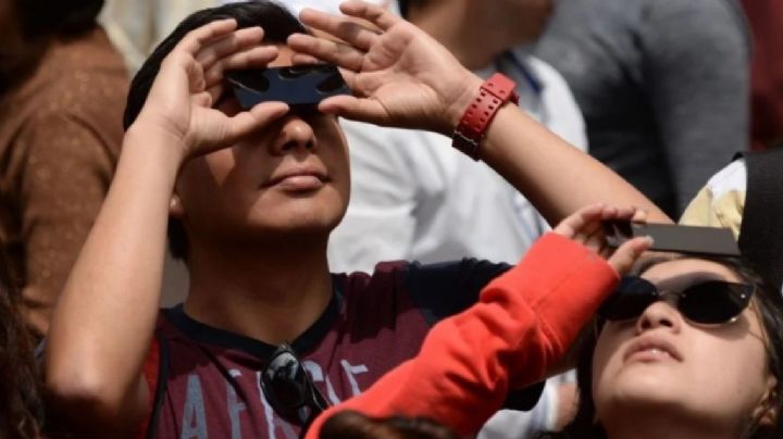 Ferreterías hacen negocio con los filtros para ver el eclipse, cuestan 15 pesos y los dan en 150