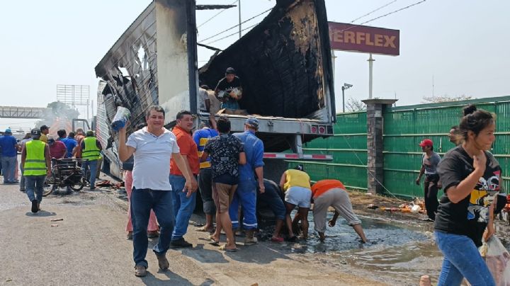 Tráiler cargado de abarrotes se incendia y pobladores hacen rapiña en carretera de Villahermosa