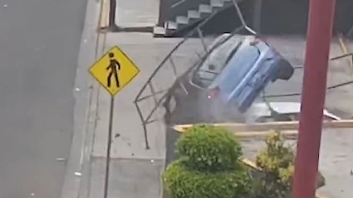 Auto "sale volando" en un estacionamiento elevado del OXXO y termina "de cabeza": VIDEO