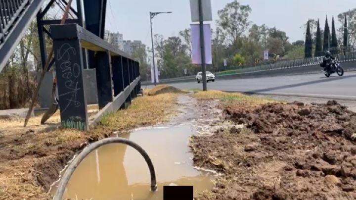 Sacmex repara fuga de agua en la carretera México-Toluca