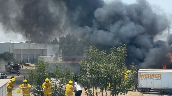 Fuerte incendio consume cajas de tráileres en zona industrial de Cuautitlán Izcalli: VIDEO