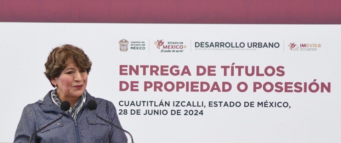 Delfina Gómez entrega 2 mil 700 títulos de propiedad a familias del Estado de México