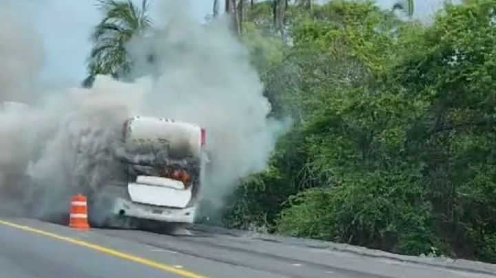 Se incendia autobús de pasajeros en autopista Coilma-Manzanillo