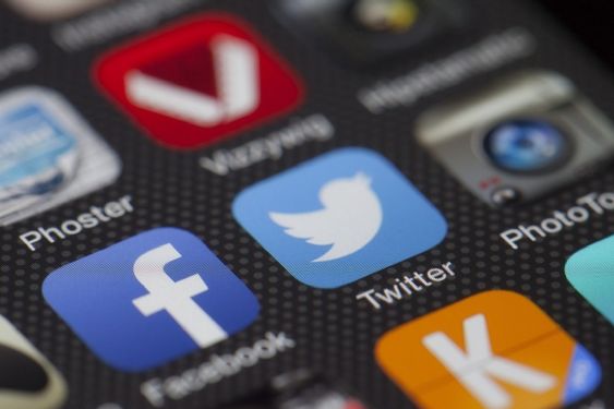 Exponen retos en el futuro de las redes sociales