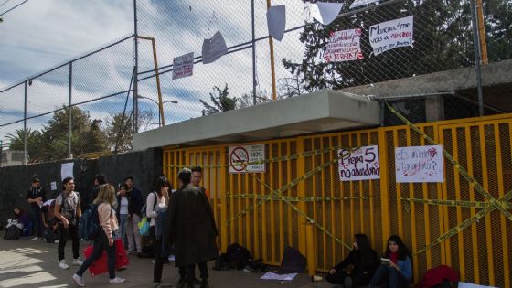 Foto de: Encapuchados bloquean accesos a la Prepa 5 de la UNAM