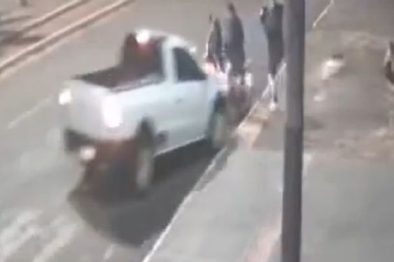 Intenta atropellar a su exnovia y arrolla a su mejor amiga, se enfureció porque terminó la relación: video
