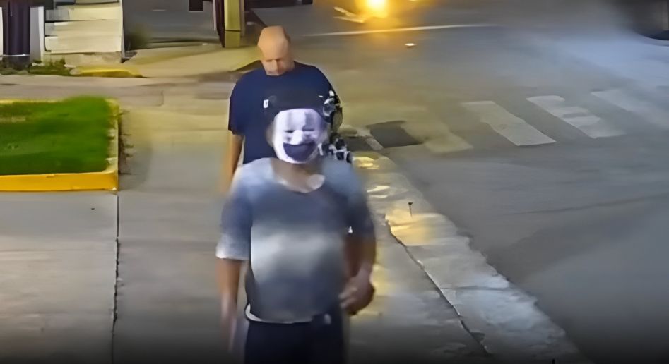 Captan a sujeto disfrazado de payaso intimidando a mujeres en la calle | Video