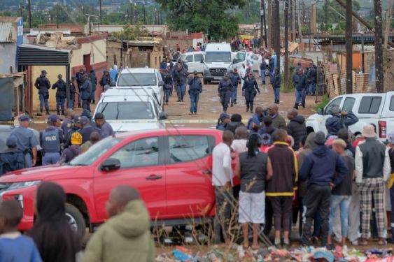 Foto de: Asesinan a 9 personas durante violento ataque armado en bar de Sudáfrica; otras 10 resultaron heridas