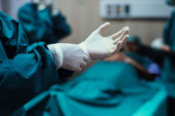 Con los pantalones abajo, así operaba un cirujano acusado de abusar de una paciente en pleno quirófano