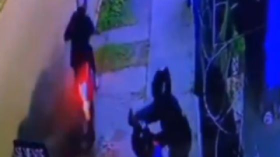 Foto de: ¡Giro inesperado! Víctima le arrebata el arma a ladrón en pleno asalto y lo balea: VIDEO