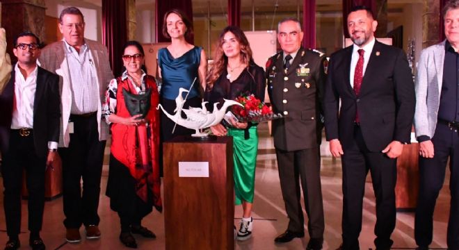 Reúnen dos voces del surrealismo