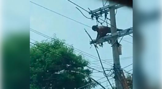 Delincuente termina electrocutado tras robar los cables de un poste | IMÁGENES FUERTES