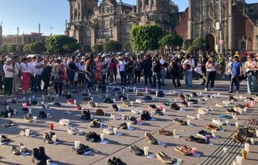 Velada por Teuchitlán: manifestantes quitan vallas metálicas e intentan entrar a puerta principal de Palacio Nacional