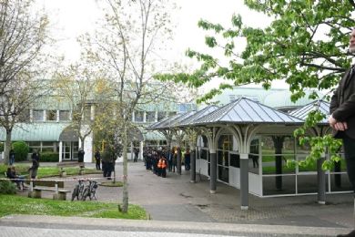 Alumno de 15 años acuchilla a compañeros en escuela de Francia y mata al menos a una: decía que admiraba a Hitler
