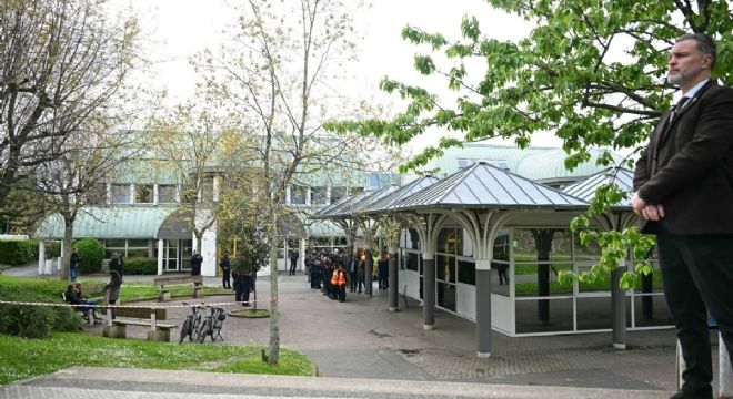 Alumno de 15 años acuchilla a compañeros en escuela de Francia y mata al menos a una: decía que admiraba a Hitler