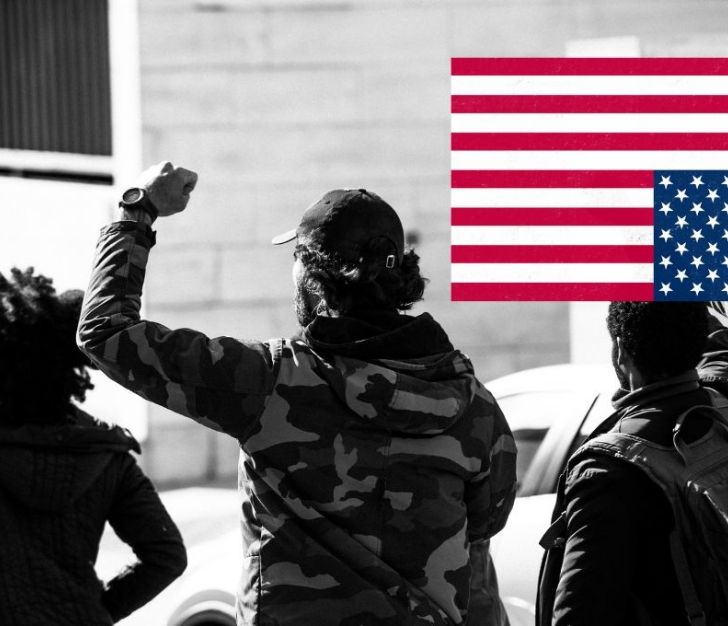 Bandera invertida, el símbolo de protesta migrante en Estados Unidos
