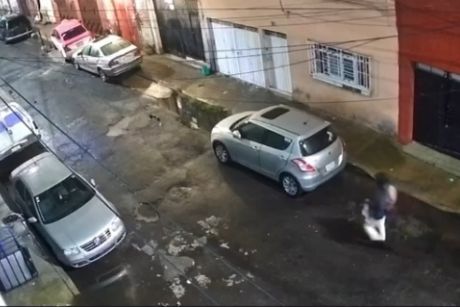 En menos de un mes desvalijan el mismo carro en Venustiano Carranza| VIDEO