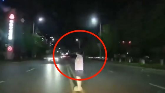 Captan en VIDEO muerte de hombre tras ser atropellado, conductor fue aturdido por luces de otro auto