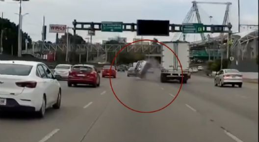 Conductor se queda dormido al volante y provoca volcadura en el AICM | VIDEO