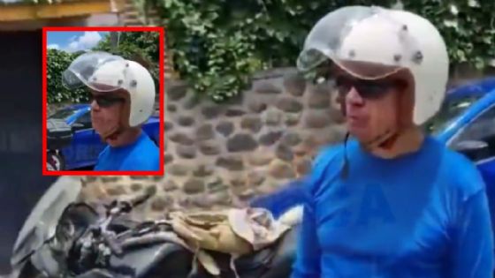 Lord Gringo estaciona su moto a media calle y se enoja porque le piden liberar el paso | VIDEO