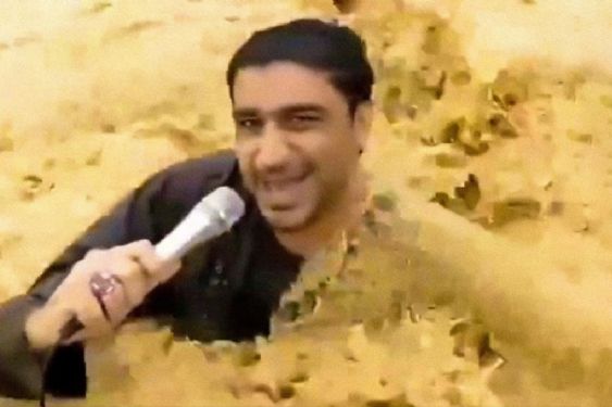 Foto de: Periodista con el agua hasta el cuello realiza reporte de inundaciones y se salva de ser arrastrado en vivo | VIDEO