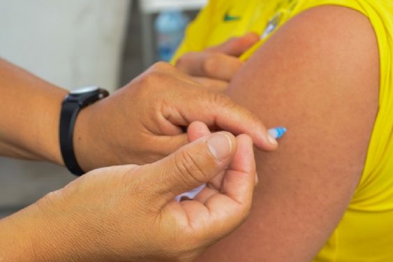 Piden cárcel contra enfermera que fingió vacunar a 400 niños por más de un año