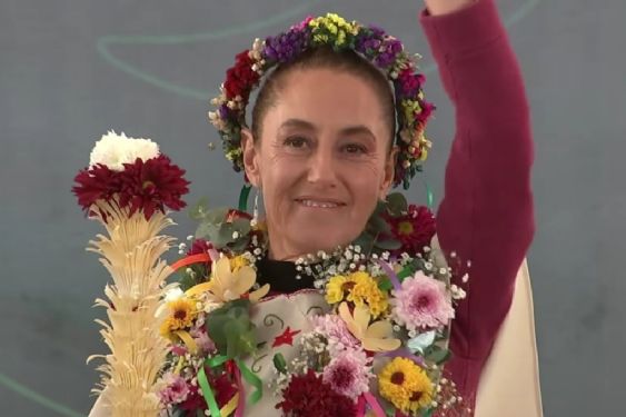 Foto de: Pueblos Chichimeca y Otomí reciben a Claudia Sheinbaum en San Miguel de Allende entre flores y sonrisas