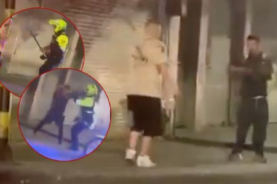 Foto de: IMÁGENES FUERTES: Riña entre 2 hombres a cuchillazos termina con el disparo de un policía a uno de los agresores