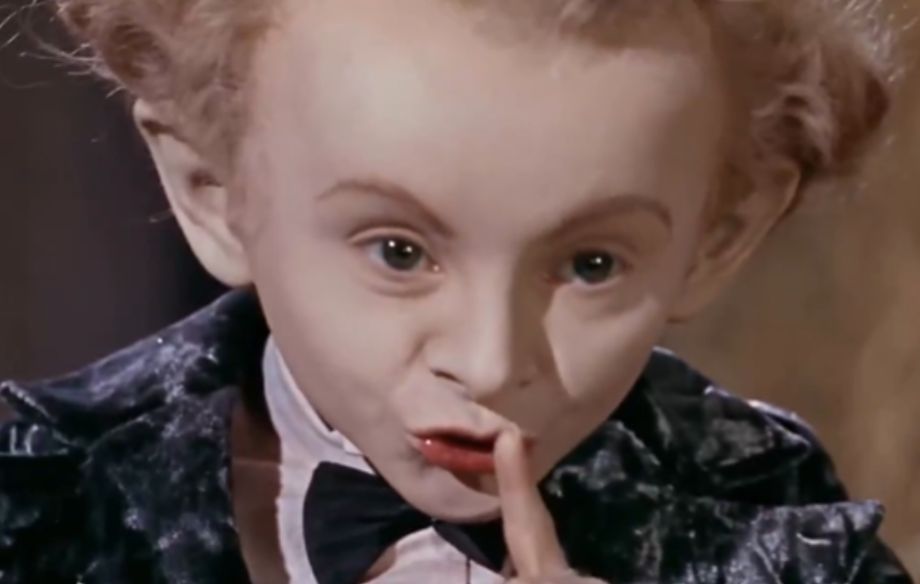 El duende que baila hip hop y aterroriza las redes: parece de los 80, pero está basado en un cuento macabro