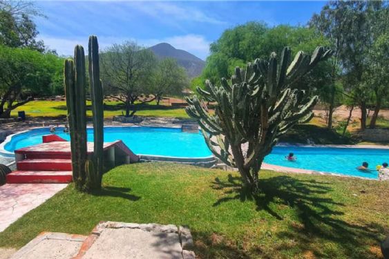 Aguas termales a 36° grados y cabañas rodeadas de naturaleza: el balneario de Hidalgo cercano a CDMX