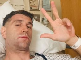 Dibu Martínez reaparece con mensaje tras operación por terrible golpe en la Premier League