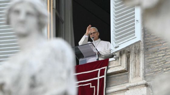 "Gracias a quienes han rezado por mí": Papa León XIV aparece en la plaza de San Pedro tras operación por cáncer